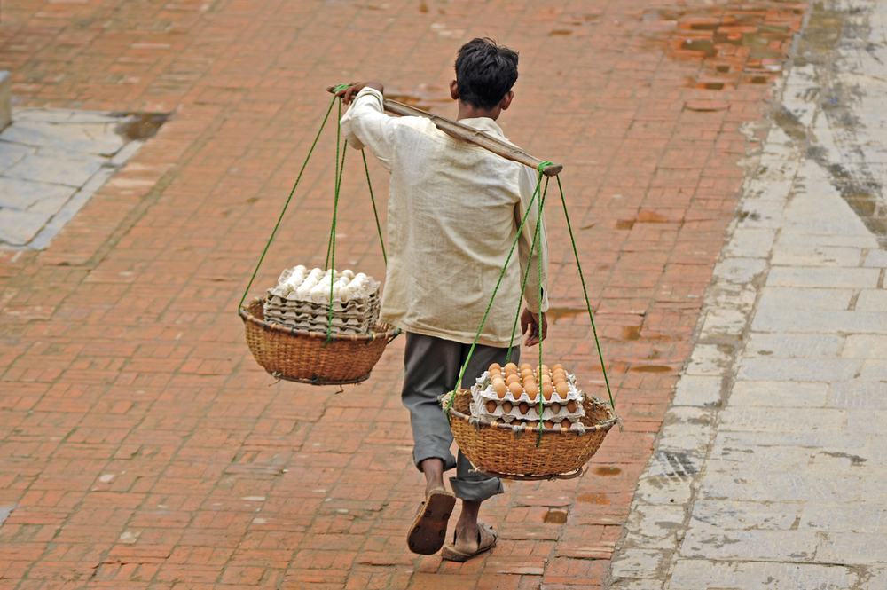 Ngỡ ngàng vì bị thu sổ hộ nghèo sau khi nhận tiền hỗ trợ mai táng – Luật quy định thế nào?
